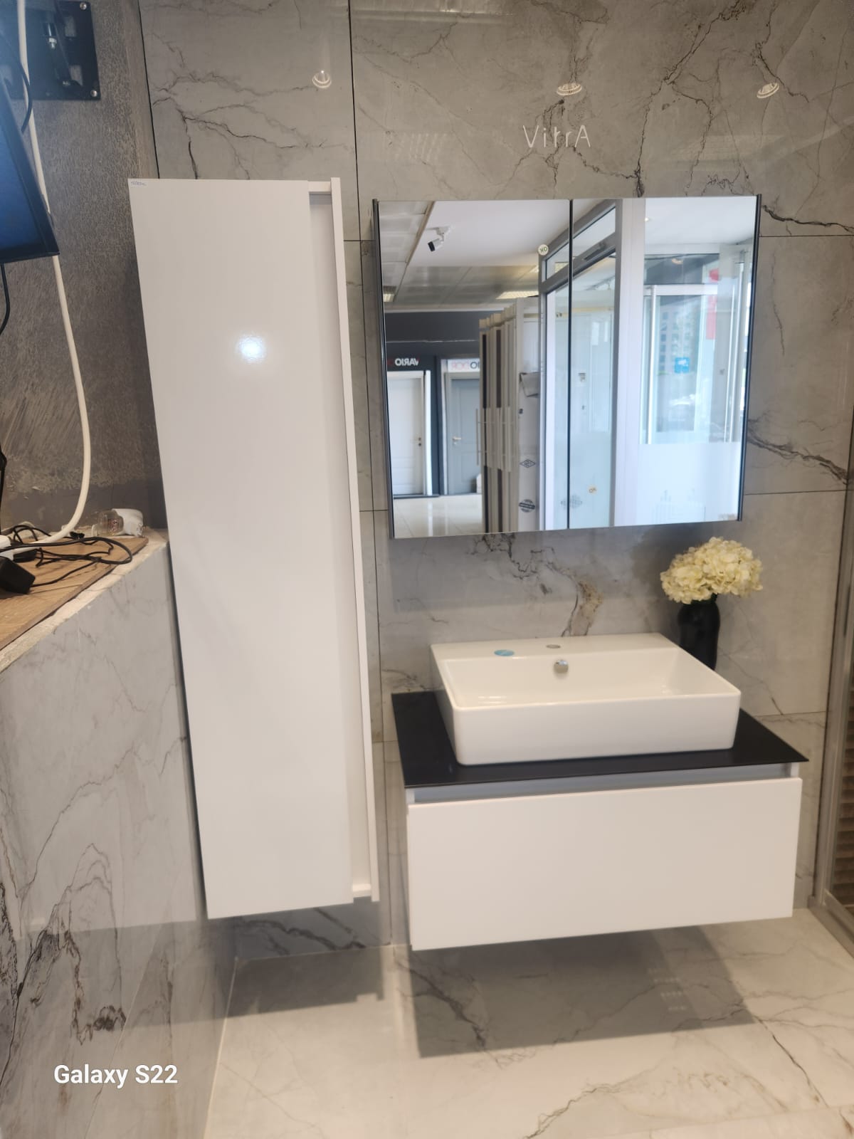 VitrA beyaz banyo dolabı ve lavabo