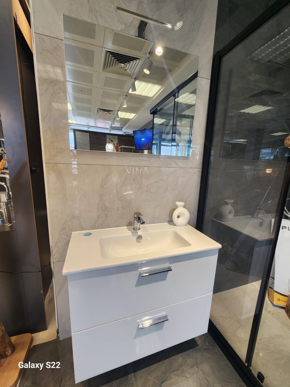 VitrA lavabo ve banyo dolabı